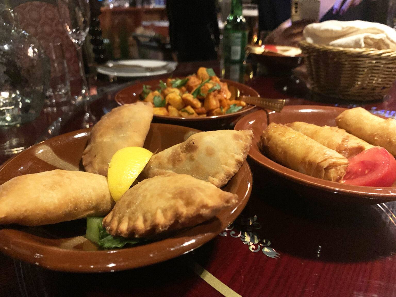 Mellanöstern inspirerad mat ligger snyggt upplagd på olika bruna fat på en restaurang.