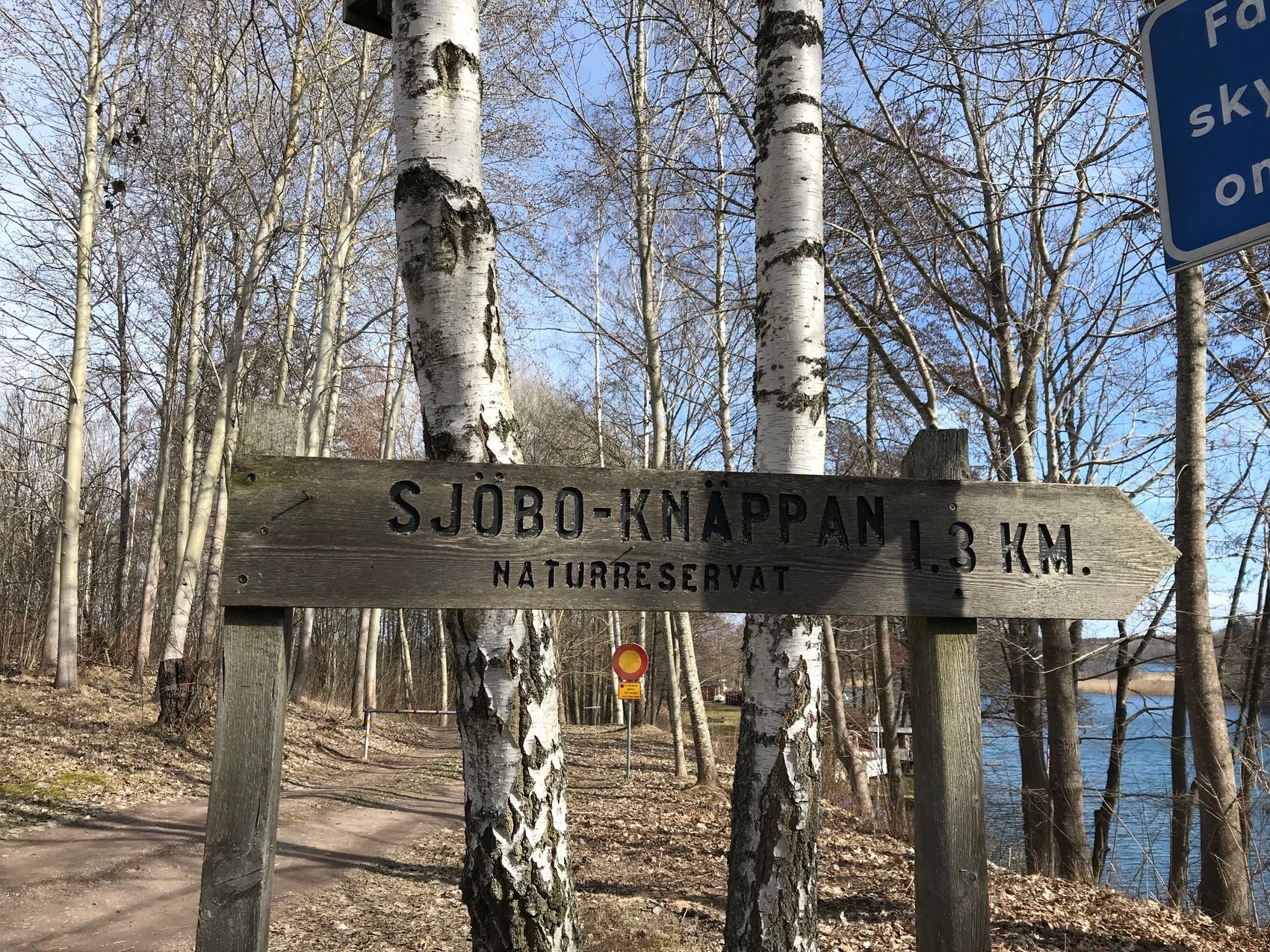 En bild på träskylten som markerar starten av "Sjöbo-Knäppan".