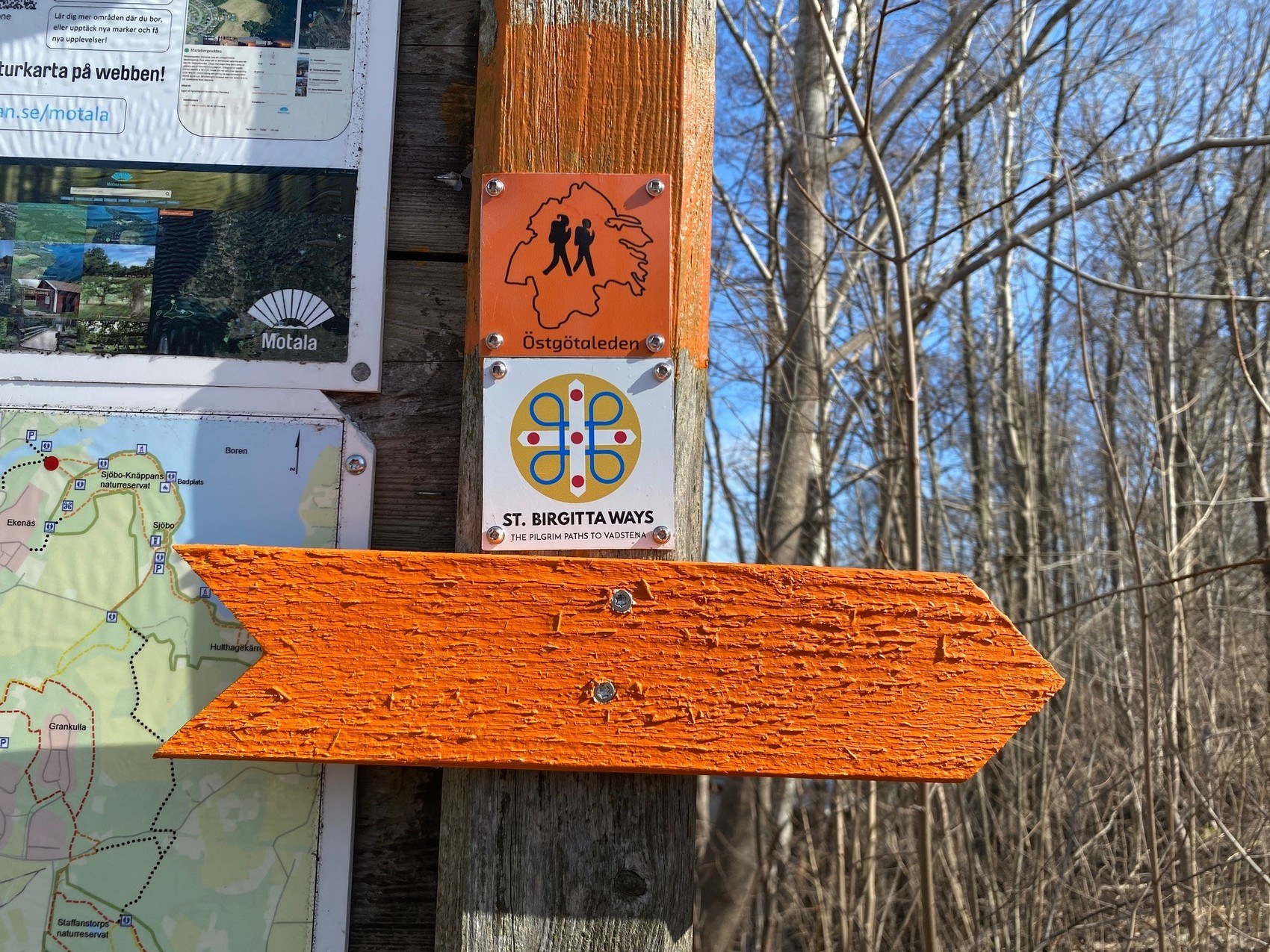 En bild på en orange pil som markerar Östgötaleden.