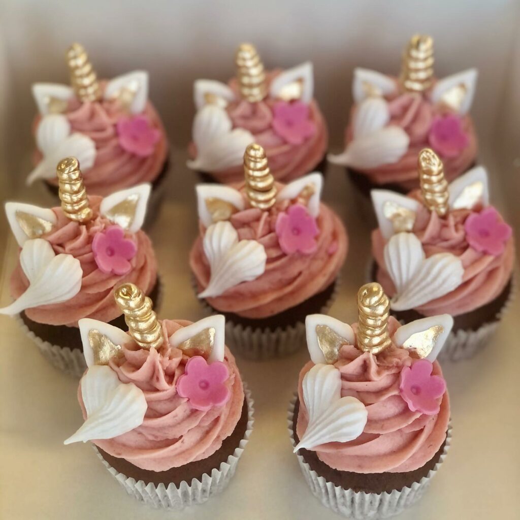 Cupcakes med glasyr och guldigt enhörningshorn.