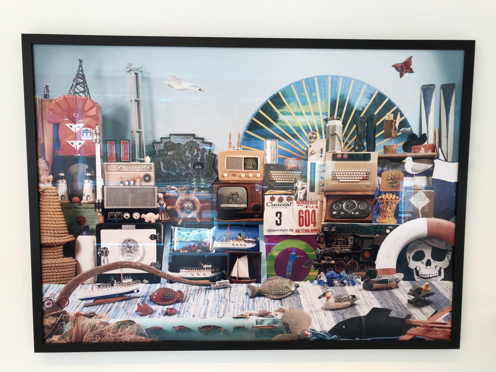 En bild på en tavla som innehåller massor med saker, till exempel en radiomast, en fisk och en livboj.