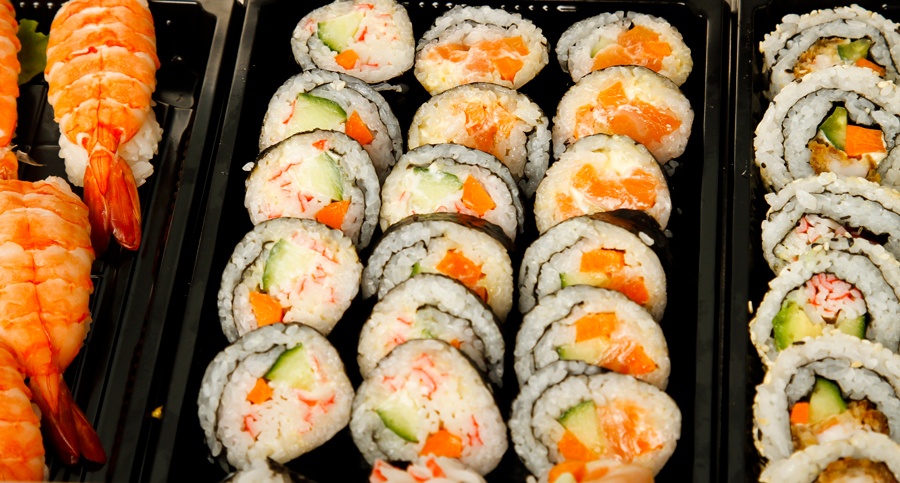 Olika typer av sushi ligger upplagda på fat.