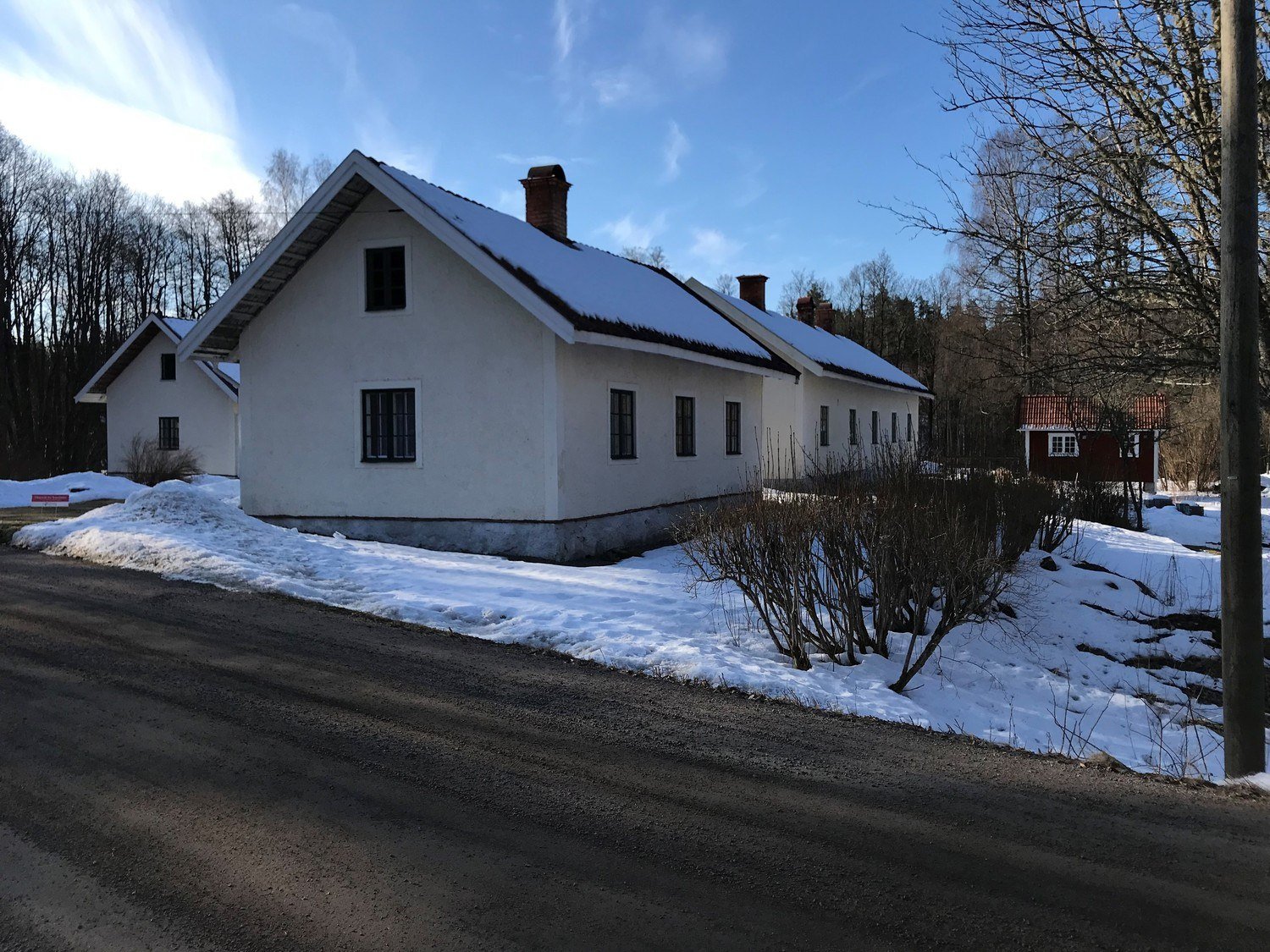 Äldre gul huslänga under vintern