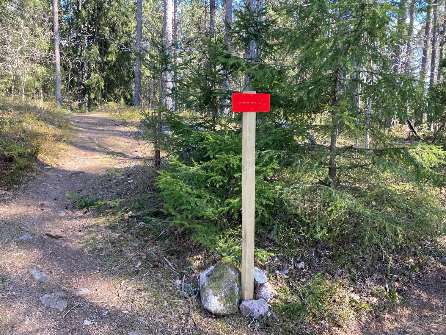 Röd markering på discgolfbana