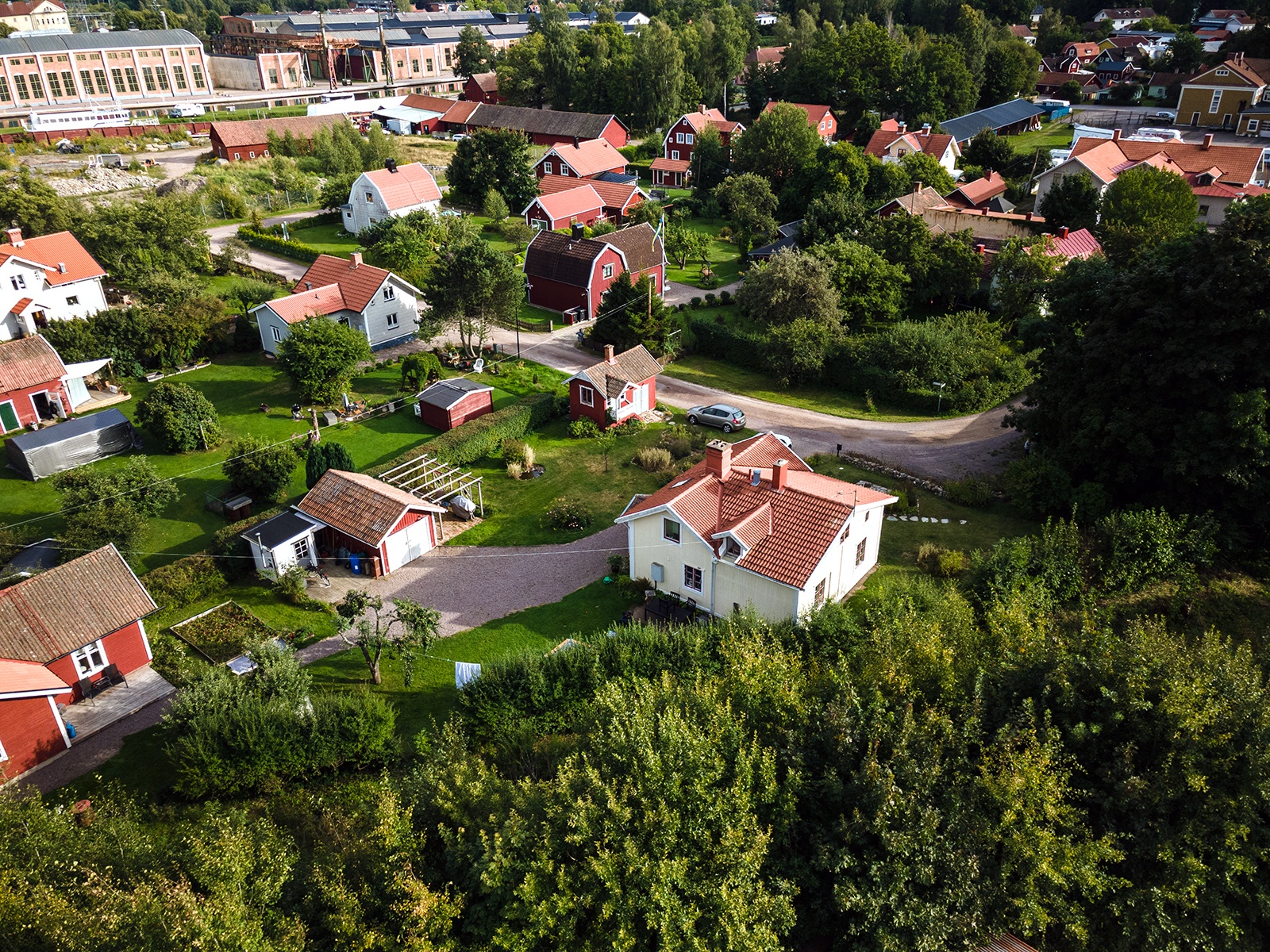 Drönarbild över villaområde i närheten av Göta kanal.