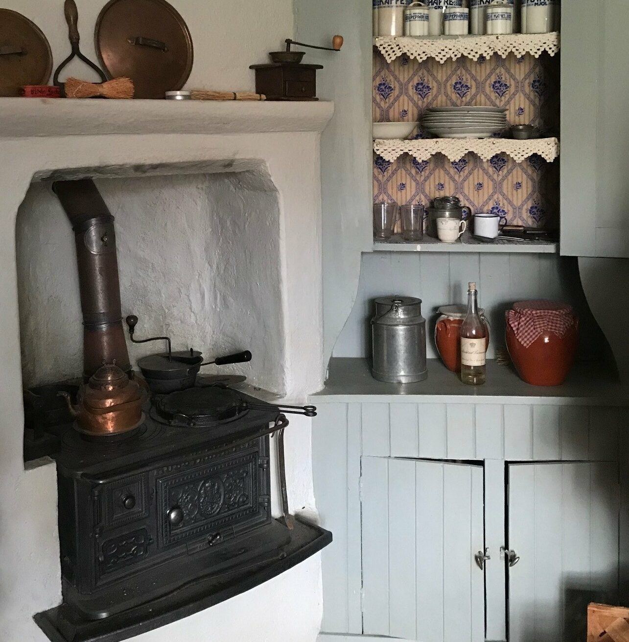 Ett foto av ett gammalt kök med gjutgärnsspis.