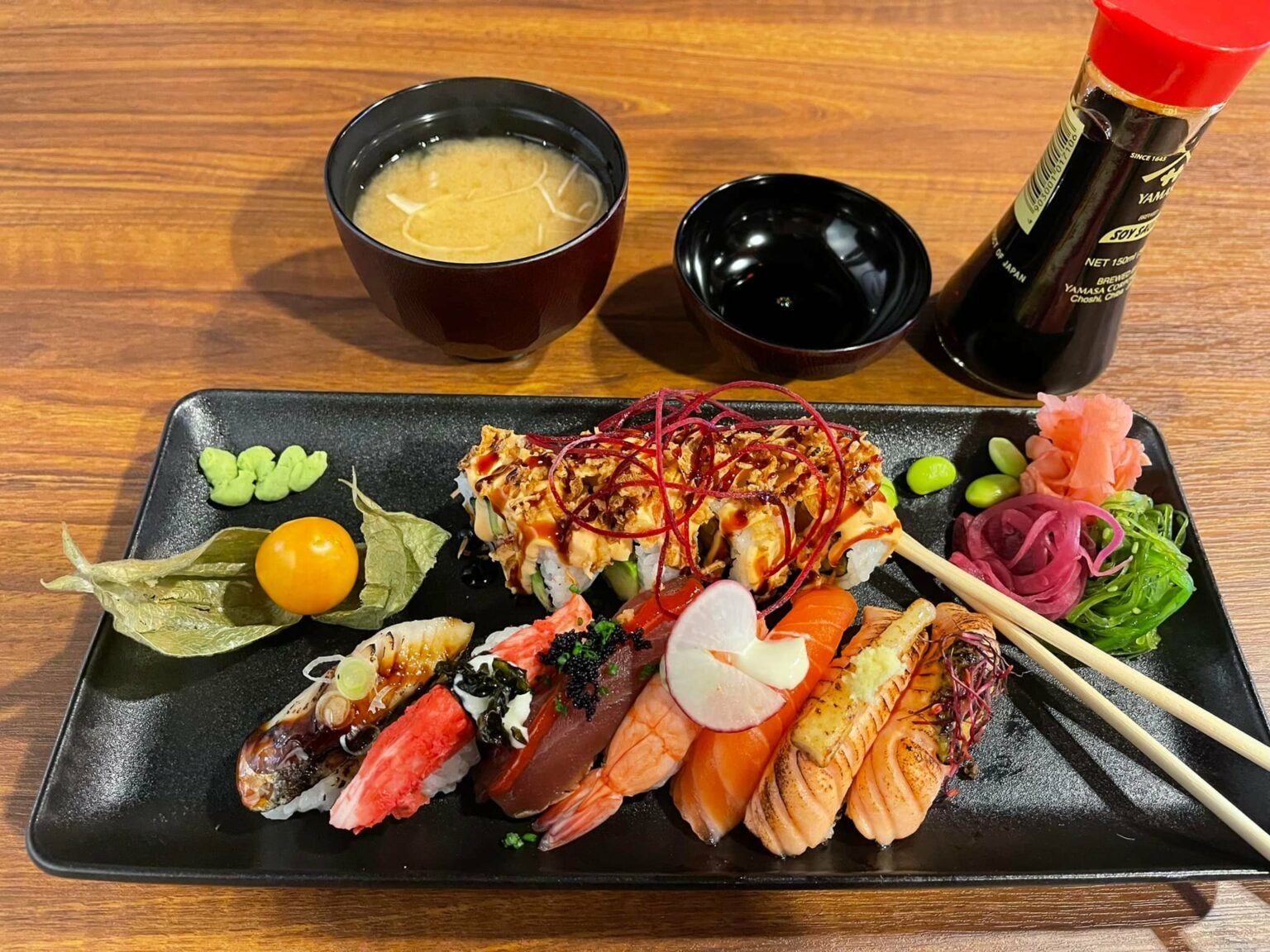 En rektangulär tallrik med sushi.