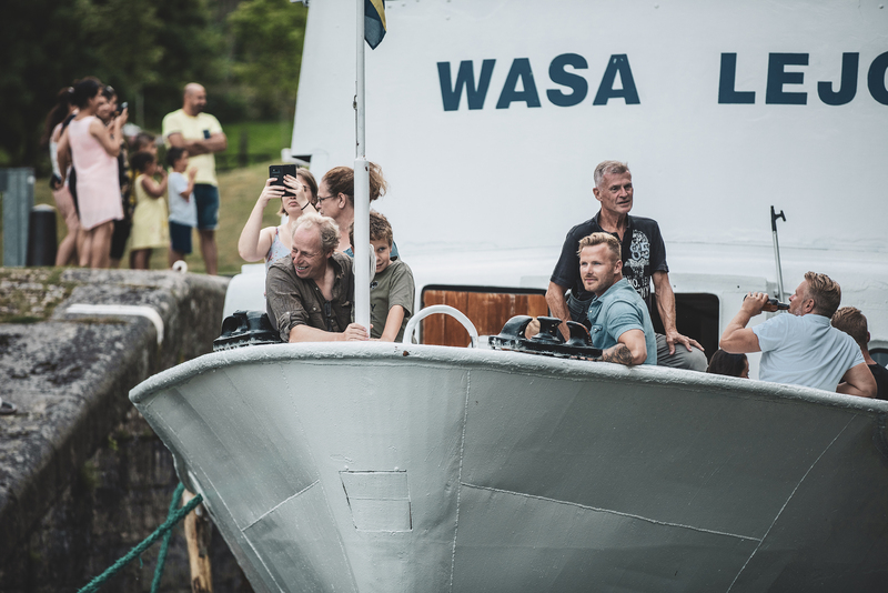 Flera personer är ombord på kanalbåten Wasa Lejon.
