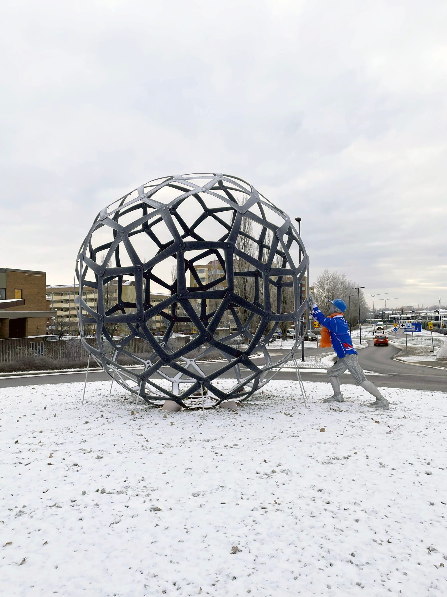 Konstverket - Barnet med järnviljan står i rondellen vid Drottningplan. Det är en stor metallisk boll med ett barn intill, som försöker flytta bollen trots dess storlek.