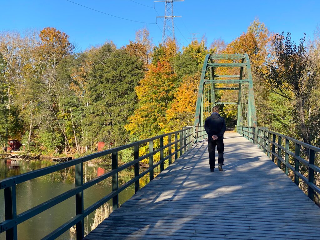 En man vandrar över slaggbron som går över Motala Ström.