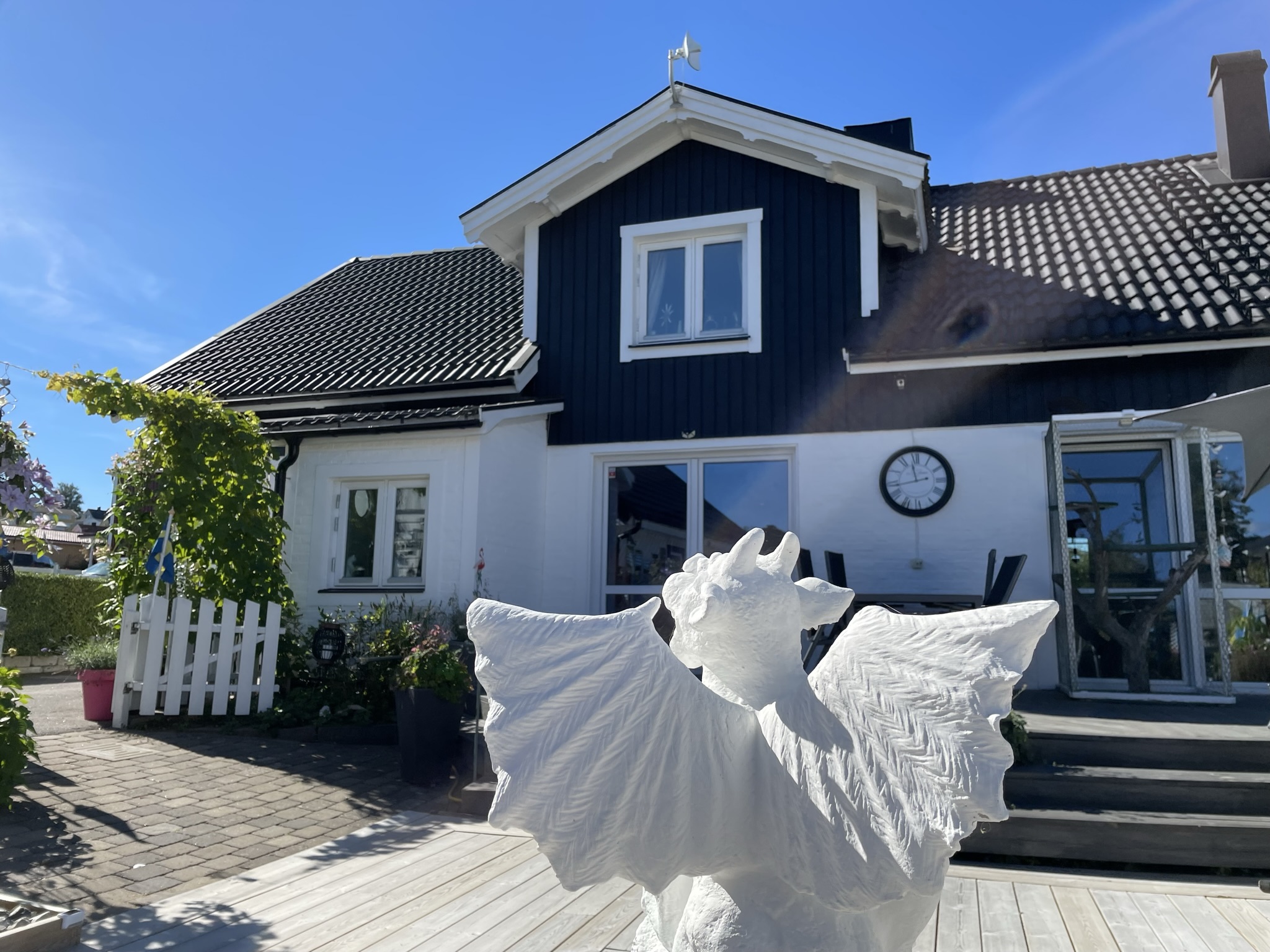 Vinnarhuset i tävlingen "Motalas häftigaste hem" 2022 tillhör Lord Mark Henriksson. I förgrundens av huset ses en vit staty av en bevingad fantastivarelse.