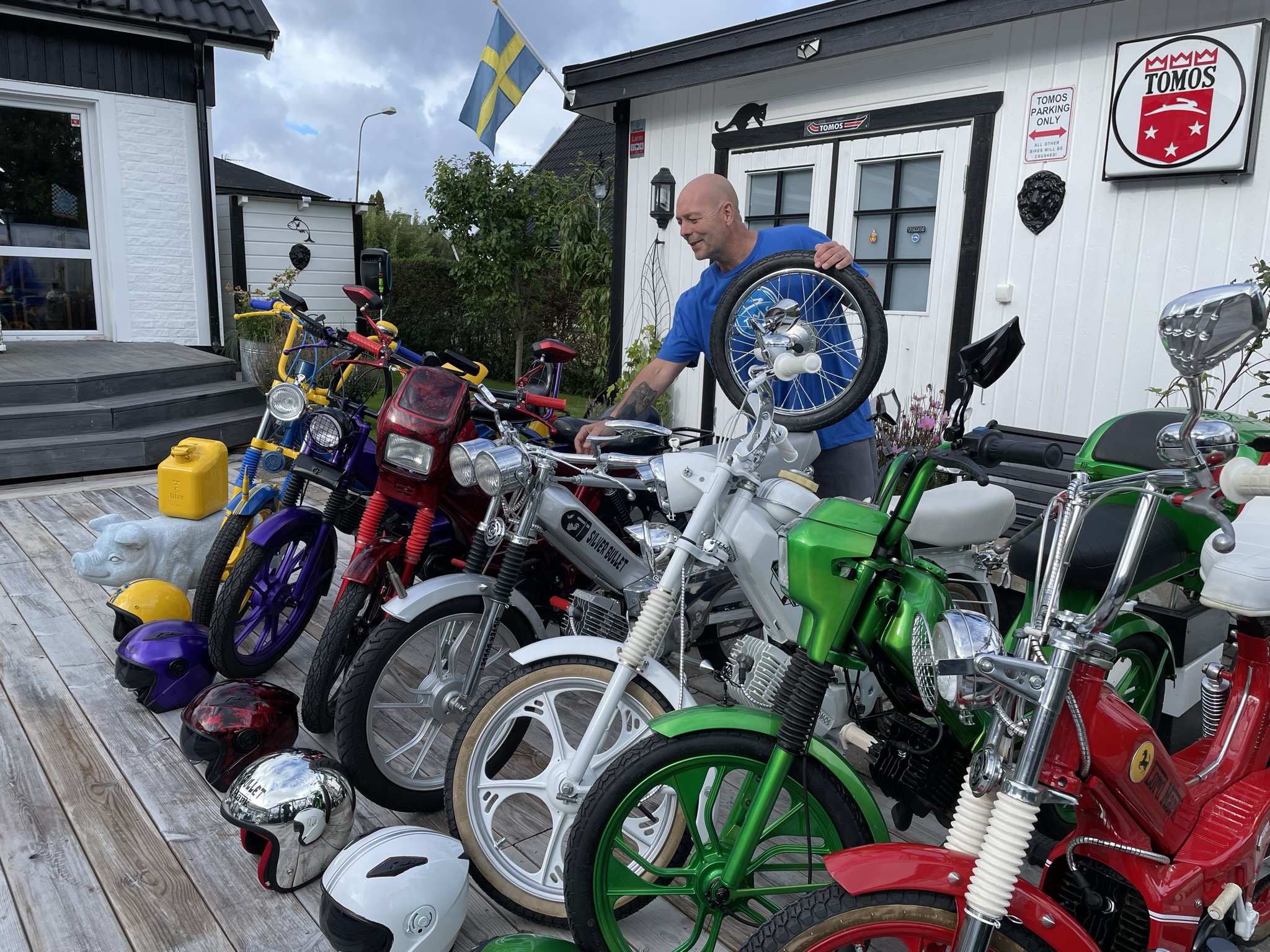 Lord Mark Henriksson, visar upp sin samling av sju stycken olika färgglada mopeder.