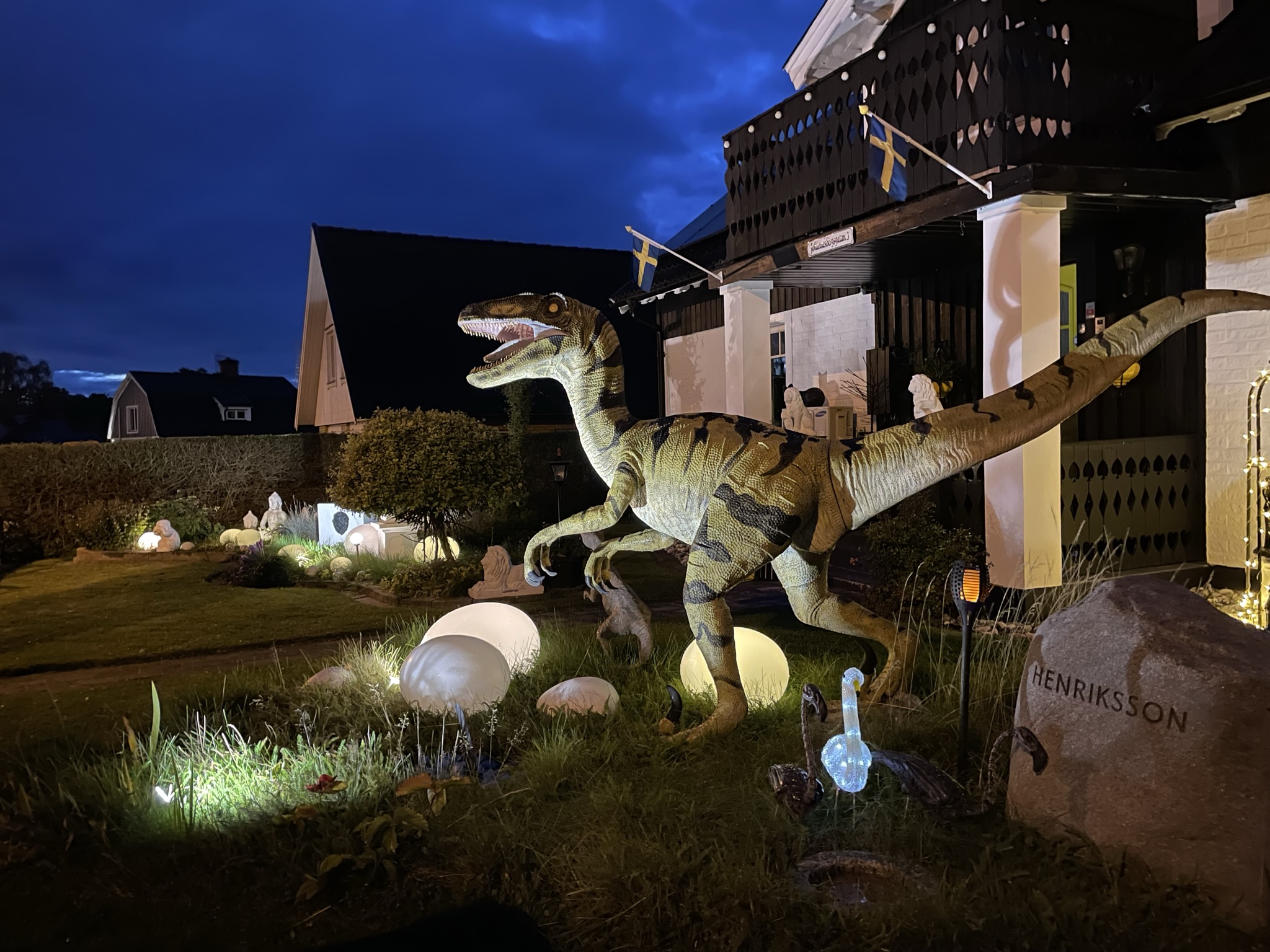 Vinnarhuset i tävlingen "Motalas häftigaste hem" 2022 tillhör Lord Mark Henriksson. På framsidan av sitt hus står en Velociraptormodell i full storlek, den är upplyst underifrån av stämningsbelysning.