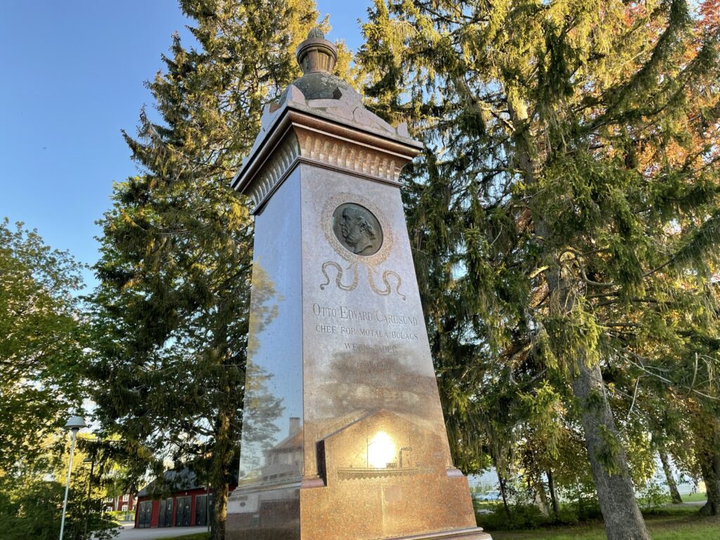 Ett minnesmärke i sten över Otto Edvard Carlsund.