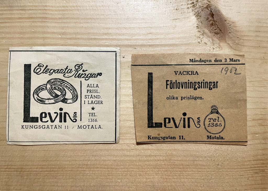Gamla tidningsannonser för smyckesbutiken Levins. På bilden framgår det att annonserna är från 1952.