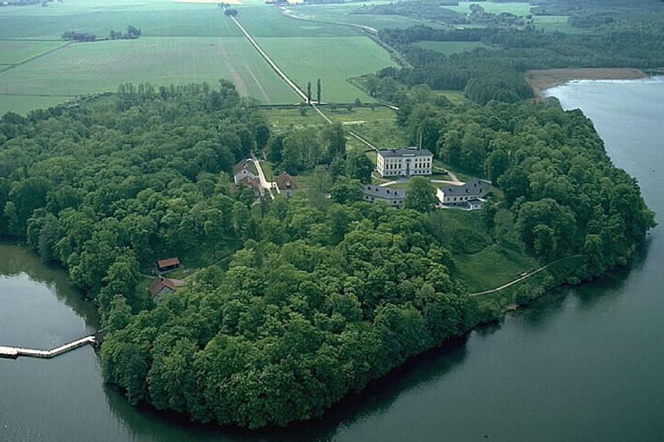 En drönarbild på flera hundra meters avstånd av Ulfåsa Slott.