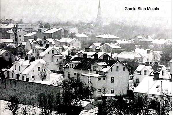 En svartvit gammal bild över gamla stan i Motala.