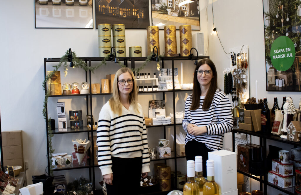 Madeleine Arvidsson och Emelie Karlberg står i sin nya butik på Drottningplan i Motala. Just nu är det fullt fokus på jul.