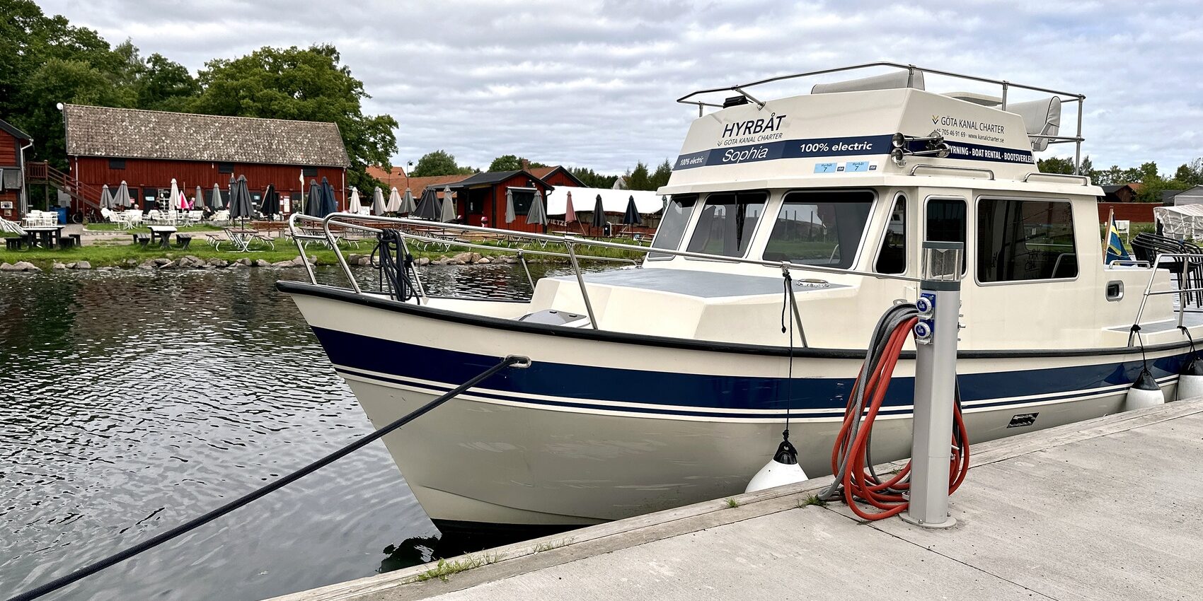 En av Göta Kanal Charters elbåtar; Sophia.