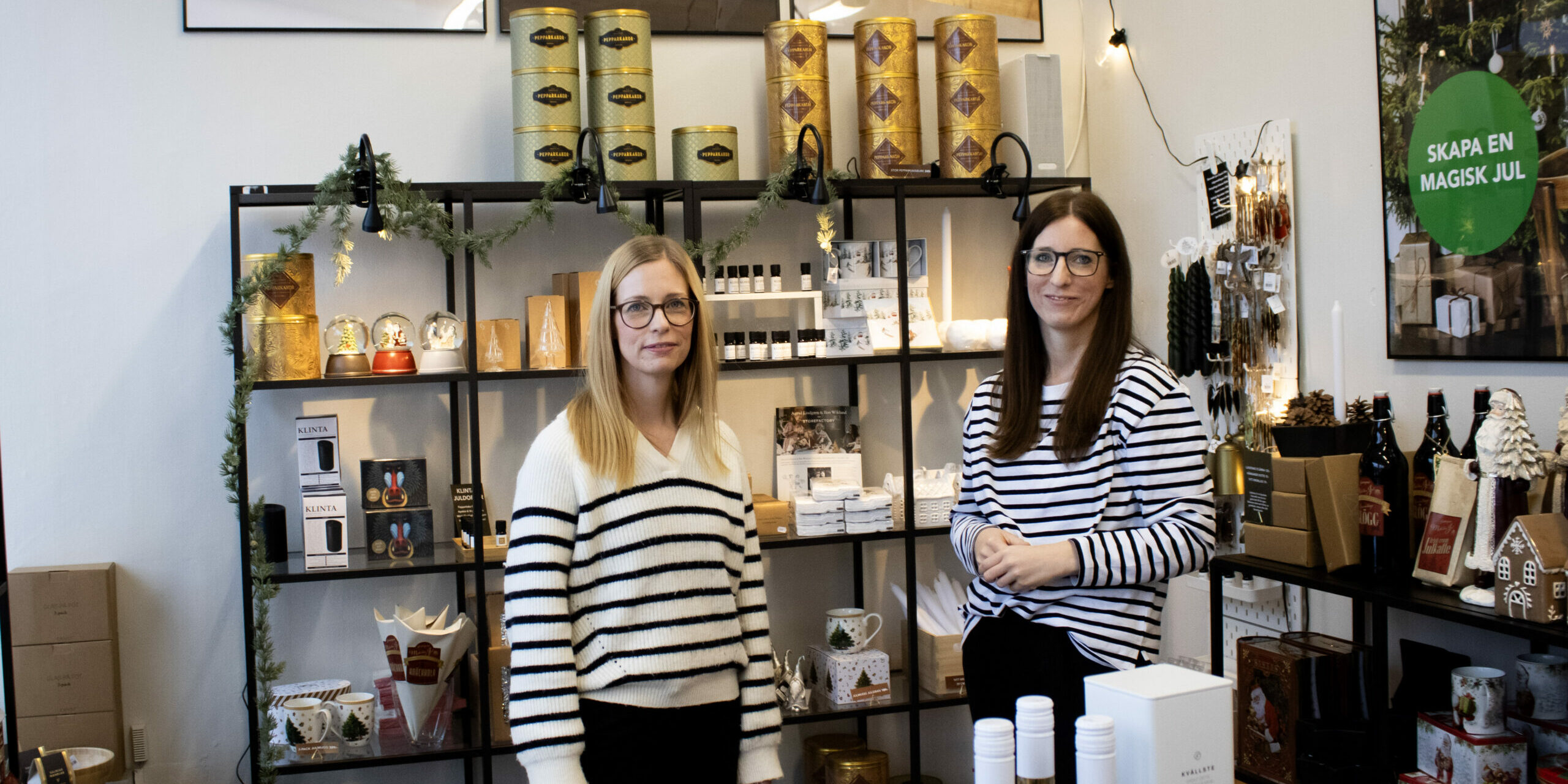 Madeleine Arvidsson och Emelie Karlberg står i sin nya butik på Drottningplan i Motala. Just nu är det fullt fokus på jul.